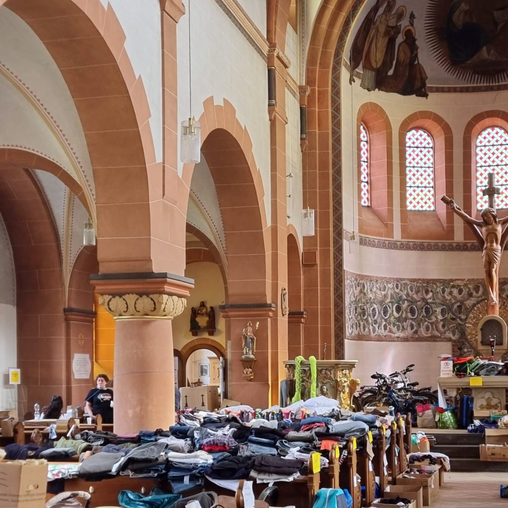 Hilfsmittel-Lager in der Kirche von Mayschloß