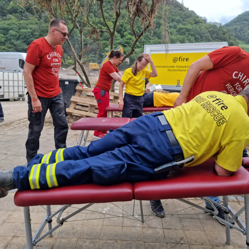 Sandy Passura und die Chiros For Heroes helfen Helfern in Mayschoß im Ahrtal