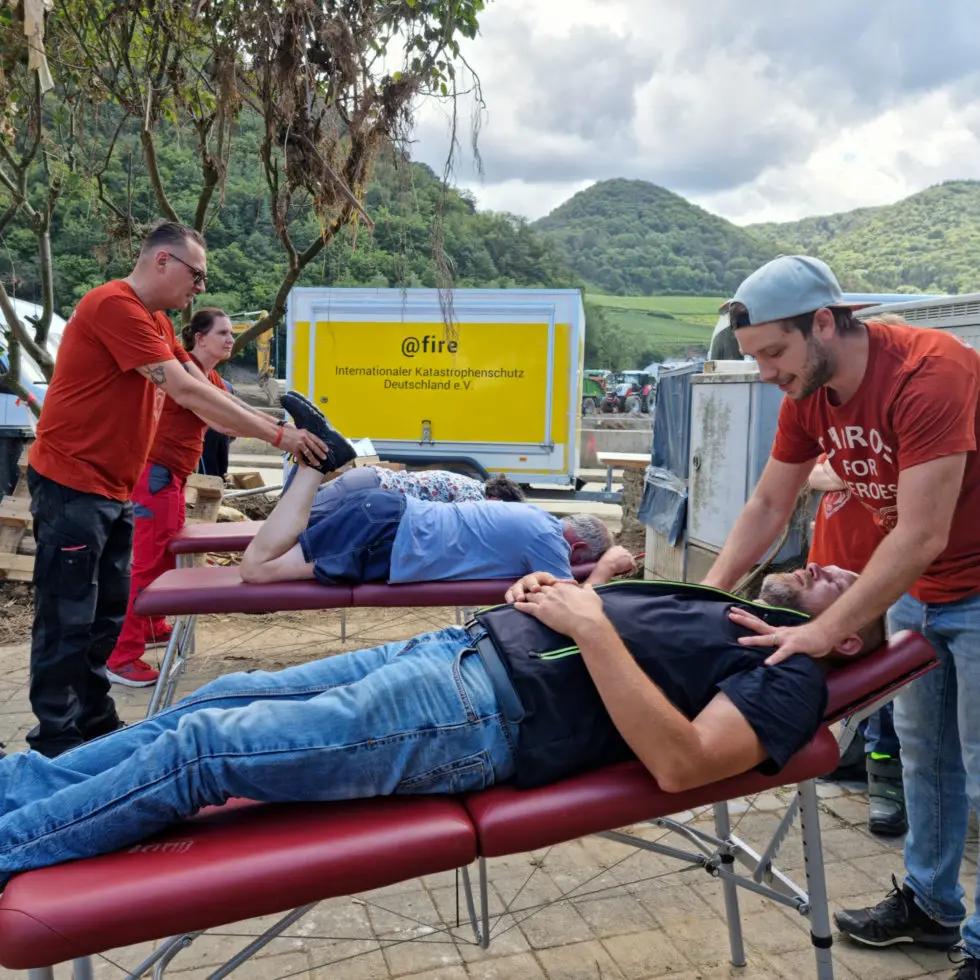 Sandy Passura und die Chiros For Heroes helfen Helfern in Mayschoß im Ahrtal