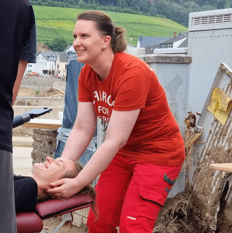 Sandy Passura und die Chiros For Heroes helfen Helfern in Mayschoß im Ahrtal