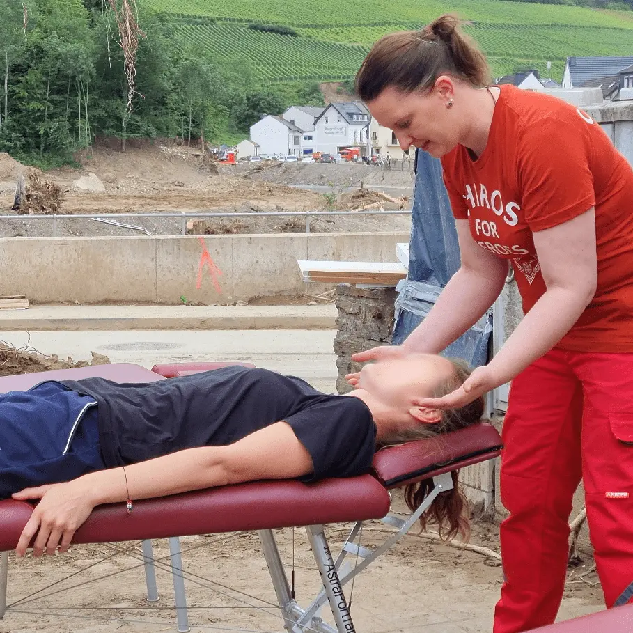 Sandy Passura und die Chiros For Heroes helfen Helfern in Mayschoß im Ahrtal