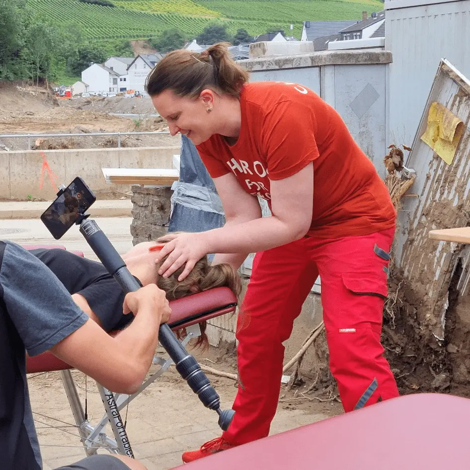Sandy Passura und die Chiros For Heroes helfen Helfern in Mayschoß im Ahrtal