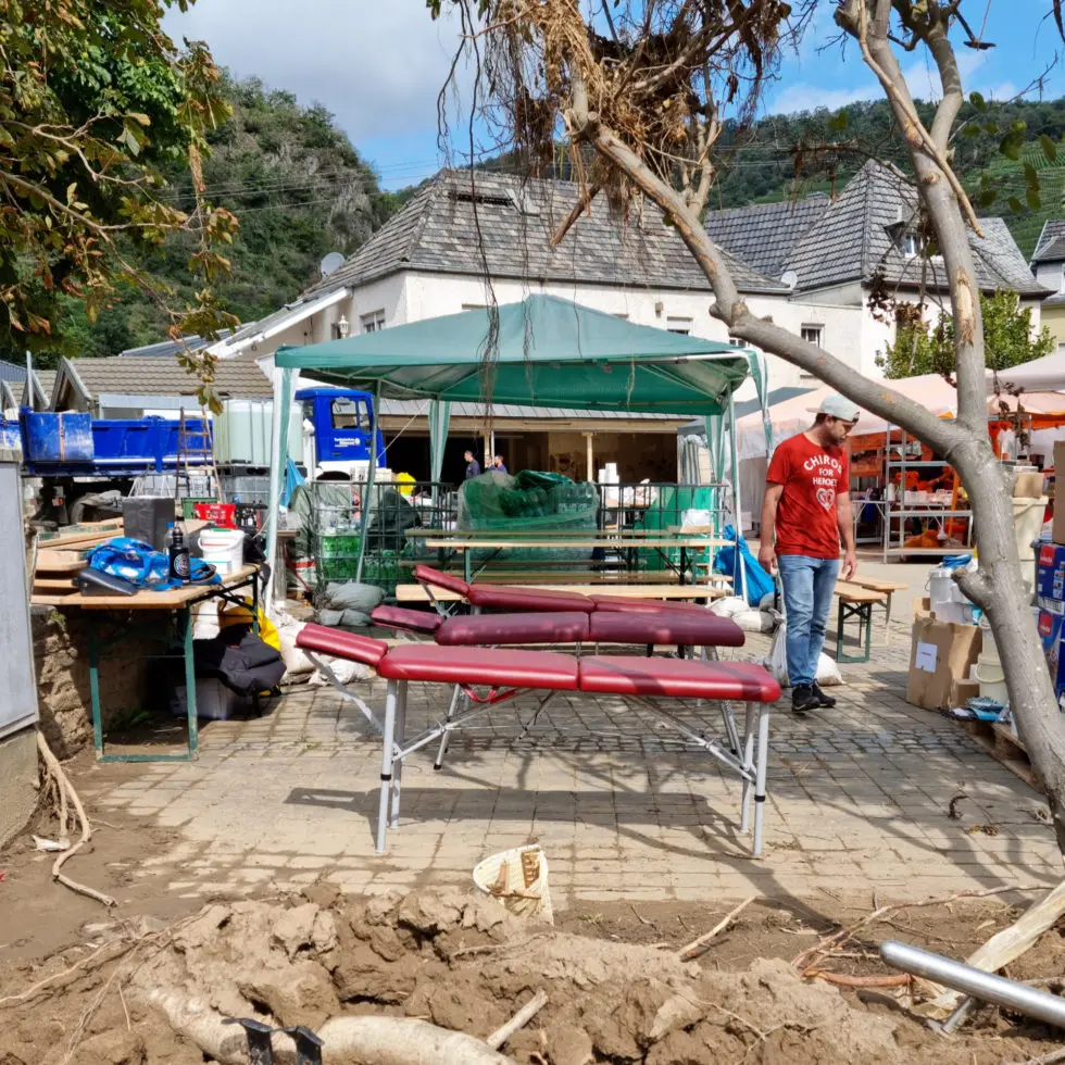 Sandy Passura und die Chiros For Heroes helfen Helfern in Mayschoß im Ahrtal