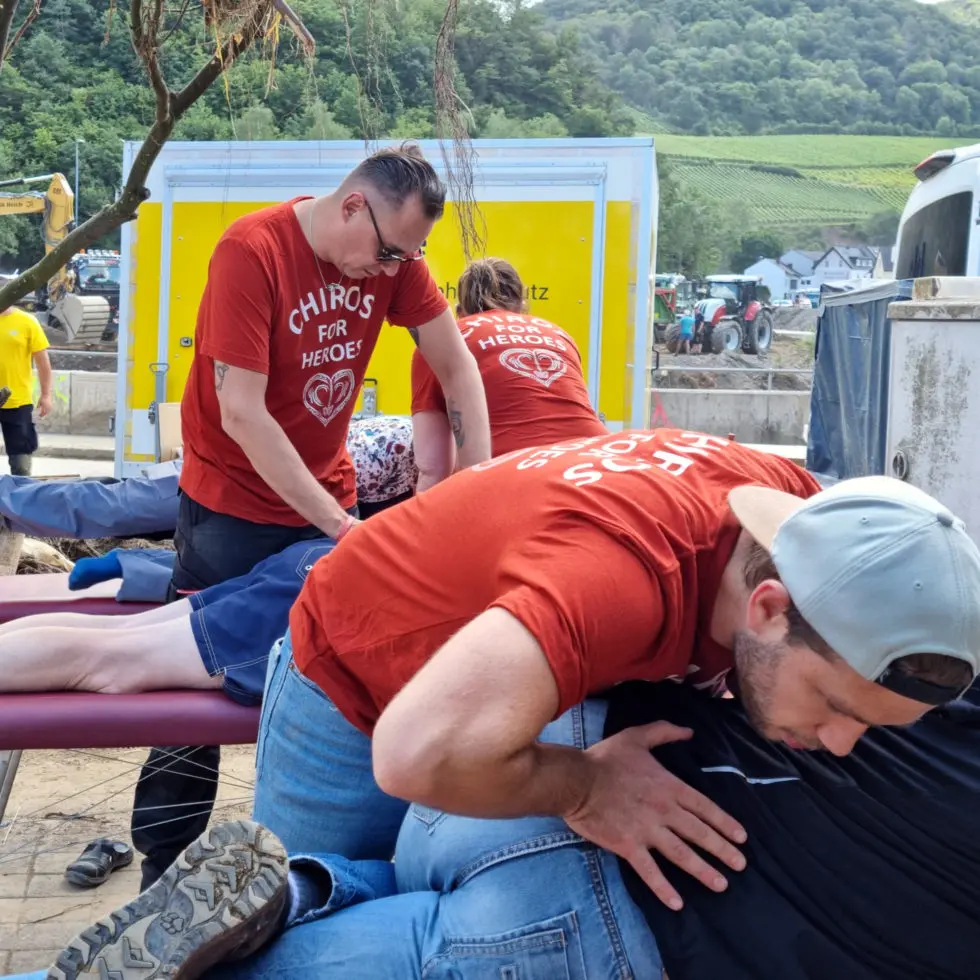 Sandy Passura und die Chiros For Heroes helfen Helfern in Mayschoß im Ahrtal