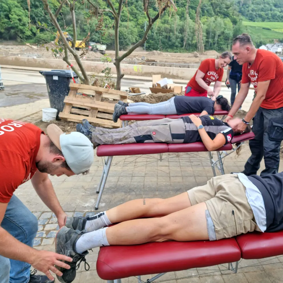 Sandy Passura und die Chiros For Heroes helfen Helfern in Mayschoß im Ahrtal