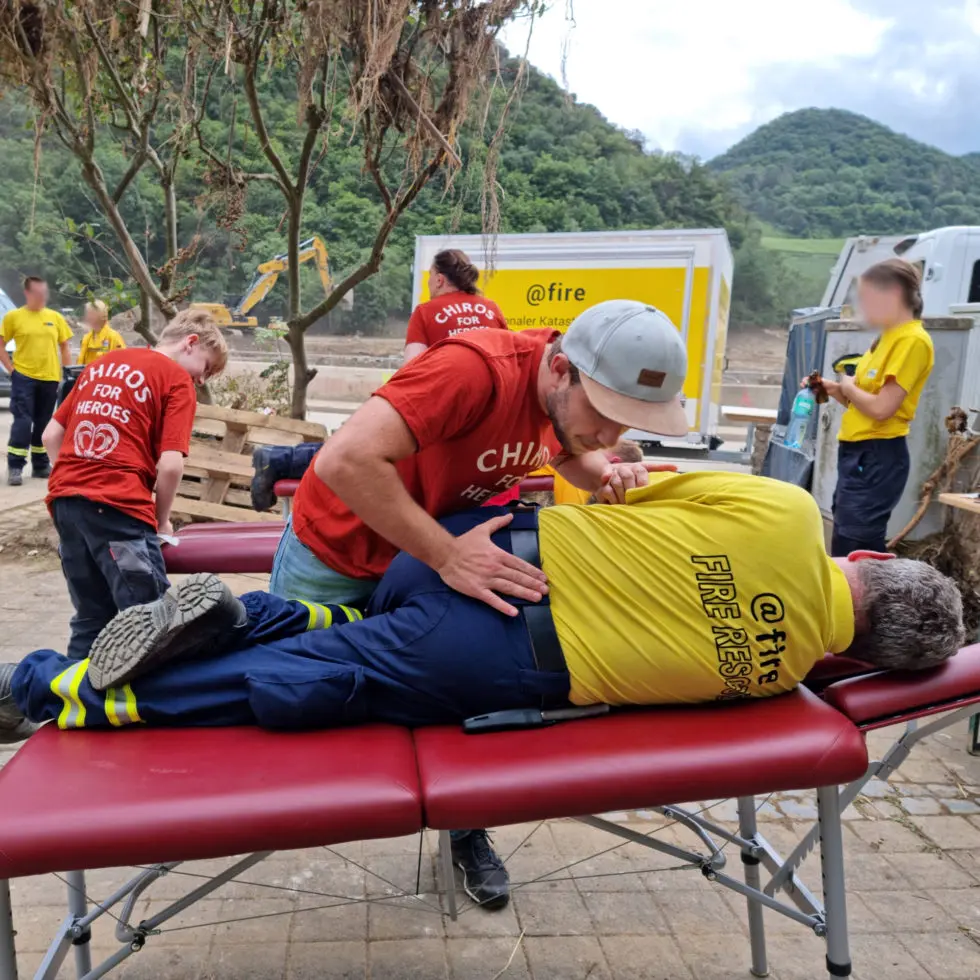 Sandy Passura und die Chiros For Heroes helfen Helfern in Mayschoß im Ahrtal
