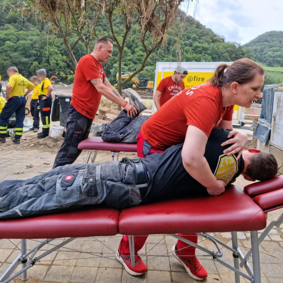 Sandy Passura und die Chiros For Heroes helfen Helfern in Mayschoß im Ahrtal
